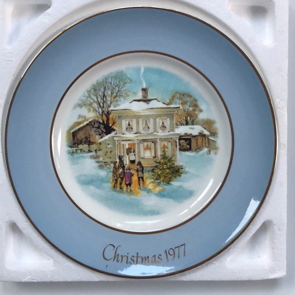 Avon Christmas plate 1977 ”Carollers in th…
